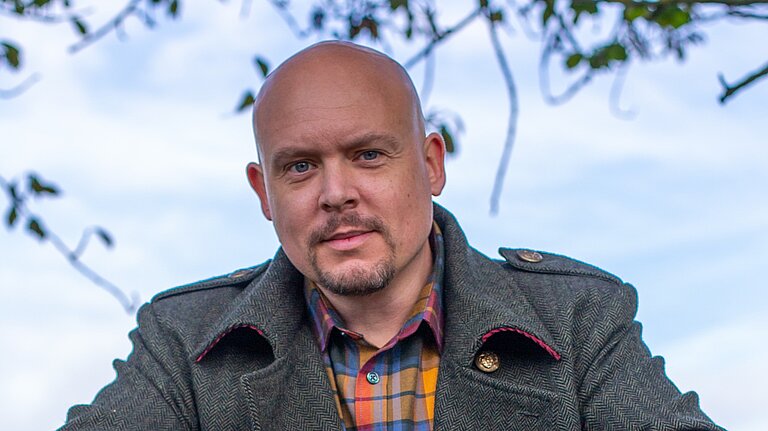 Cameron leaning over dence