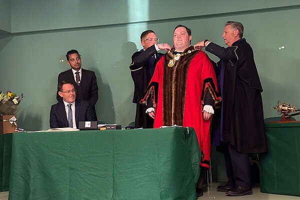 George Porter being invested as new mayor